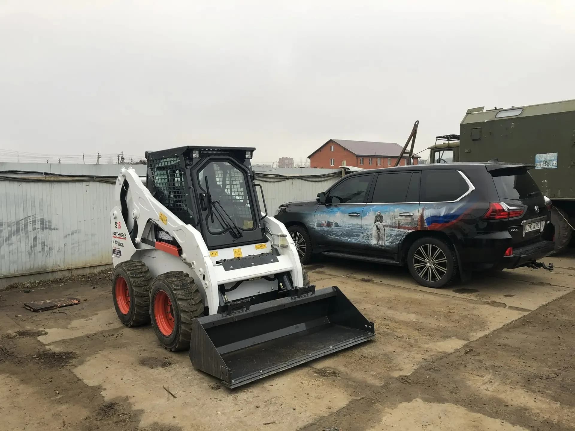 Мини-погрузчик Bobcat S18 для работы в стеснённых условиях